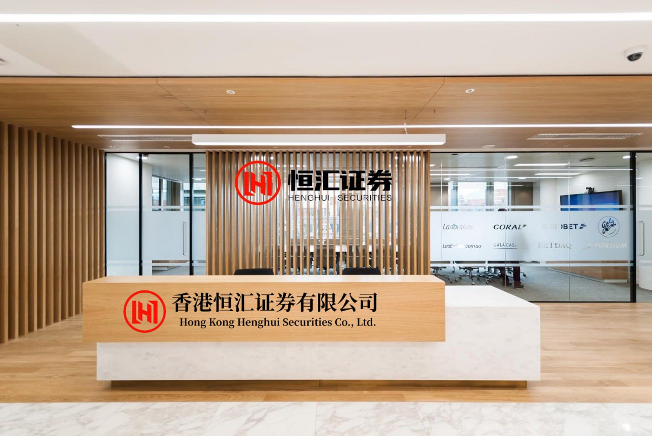 配多多配资APP下载 1976年，19岁的许纯美受邀前往富豪宅邸做客，意外被富二代李文清侵